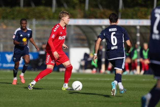 26.10.2024, Fussball, Herren, Regionalliga Nord, 16. Spieltag, FC Eintracht Norderstedt - BSV Kickers Emden Falk Gross (20 FC Eintracht Norderstedt) im Zweikampf mit Kai Kaissis (rot 6 BSV Kickers Emden)