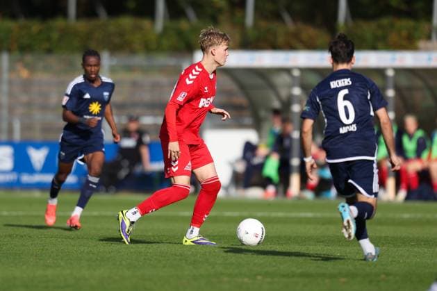 26.10.2024, Fussball, Herren, Regionalliga Nord, 16. Spieltag, FC Eintracht Norderstedt - BSV Kickers Emden Falk Gross (20 FC Eintracht Norderstedt) im Zweikampf mit Kai Kaissis (rot 6 BSV Kickers Emden)