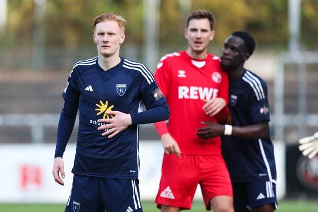 26.10.2024, Fussball, Herren, Regionalliga Nord, 16. Spieltag, FC Eintracht Norderstedt - BSV Kickers Emden Pascal Steinwender (blau 7 BSV Kickers Emden)