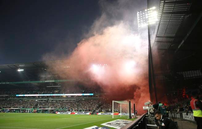 Bilder des Jahres 2024, Sport 10 Oktober Sport Themen der Woche KW43 Sport Bilder des Jahres Foto : Feuerwerk der Leverkusener Fans Fussball 1. Bundesliga am Sa. 26.10.2024 Werder Bremen - Bayer 04 Leverkusen 2 - 2
