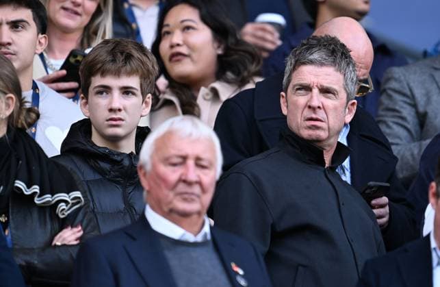 Bilder des Jahres 2024, Sport 10 Oktober Sport Themen der Woche KW43 Noel Gallagher in the crowd with his son Donovan Manchester City v Southampton, Premier League, Football, Etihad Stadium, Manchester, UK - 26 Oct 2024 EDITORIAL USE ONLY No use with unauthorised audio, video, data, fixture lists, club league logos or live services. Online in-match use limited to 120 images, no video emulation. No use in betting, games or single club league player publications. Copyright: xAnnaxGowthorpe Shutterstockx 14820988be