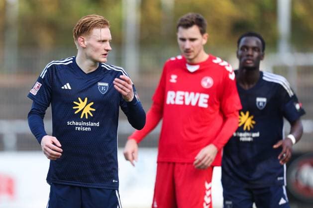 26.10.2024, Fussball, Herren, Regionalliga Nord, 16. Spieltag, FC Eintracht Norderstedt - BSV Kickers Emden Pascal Steinwender (blau 7 BSV Kickers Emden)