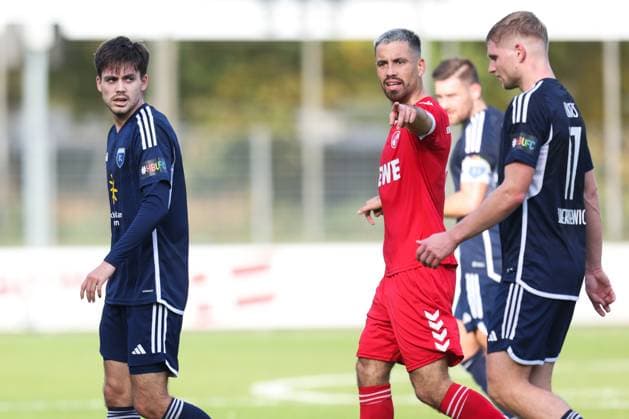26.10.2024, Fussball, Herren, Regionalliga Nord, 16. Spieltag, FC Eintracht Norderstedt - BSV Kickers Emden Doppeltorschütze Mika Eickhoff (links blau 8 BSV Kickers Emden)