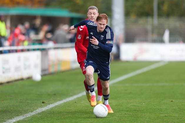 26.10.2024, Fussball, Herren, Regionalliga Nord, 16. Spieltag, FC Eintracht Norderstedt - BSV Kickers Emden Pascal Steinwender (blau 7 BSV Kickers Emden) im Zweikampf mit Dane Kummerfeld (8 FC Eintracht Norderstedt)
