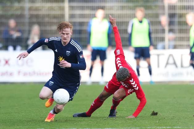 26.10.2024, Fussball, Herren, Regionalliga Nord, 16. Spieltag, FC Eintracht Norderstedt - BSV Kickers Emden Pascal Steinwender (blau 7 BSV Kickers Emden) im Zweikampf mit Luis Coordes (11 FC Eintracht Norderstedt)