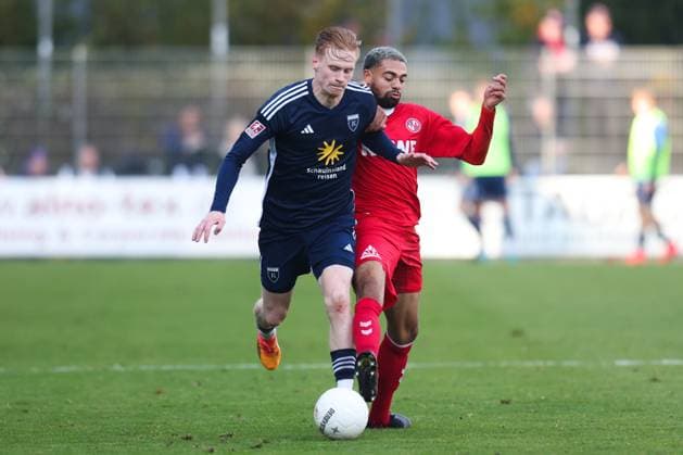 26.10.2024, Fussball, Herren, Regionalliga Nord, 16. Spieltag, FC Eintracht Norderstedt - BSV Kickers Emden Pascal Steinwender (blau 7 BSV Kickers Emden) im Zweikampf mit Luis Coordes (11 FC Eintracht Norderstedt)