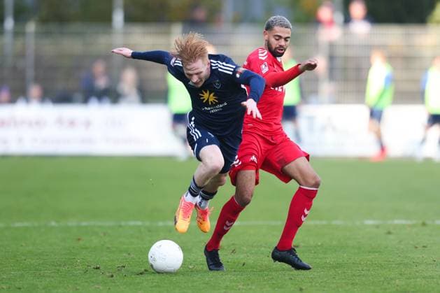 26.10.2024, Fussball, Herren, Regionalliga Nord, 16. Spieltag, FC Eintracht Norderstedt - BSV Kickers Emden Pascal Steinwender (blau 7 BSV Kickers Emden) im Zweikampf mit Luis Coordes (11 FC Eintracht Norderstedt)