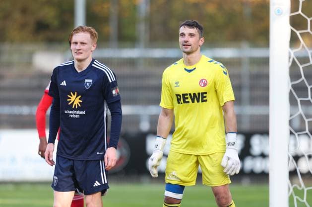26.10.2024, Fussball, Herren, Regionalliga Nord, 16. Spieltag, FC Eintracht Norderstedt - BSV Kickers Emden Torwart Arne Exner (22 FC Eintracht Norderstedt) und Pascal Steinwender (blau 7 BSV Kickers Emden) beim Eckball