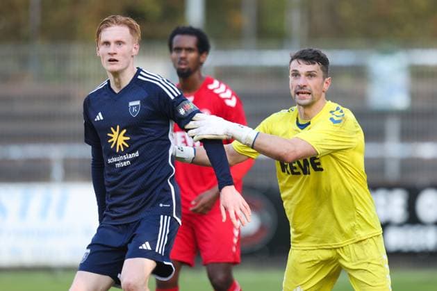 26.10.2024, Fussball, Herren, Regionalliga Nord, 16. Spieltag, FC Eintracht Norderstedt - BSV Kickers Emden Torwart Arne Exner (22 FC Eintracht Norderstedt) und Pascal Steinwender (blau 7 BSV Kickers Emden) beim Eckball