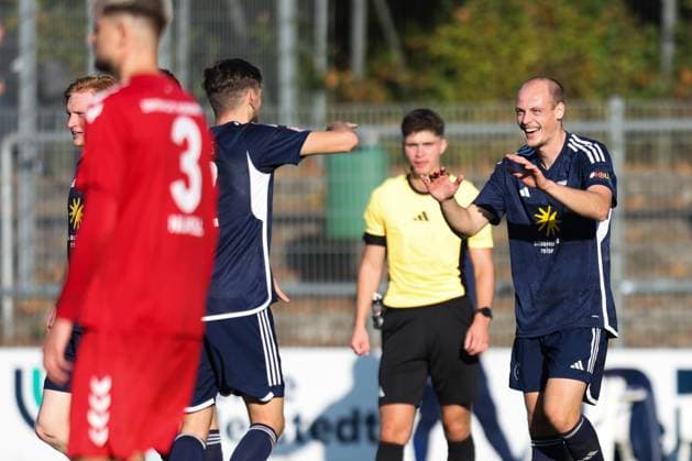 26.10.2024, Fussball, Herren, Regionalliga Nord, 16. Spieltag, FC Eintracht Norderstedt - BSV Kickers Emden Torjubel Emden zum 0:3 durch Tim-Justin Dietrich (blau 2 BSV Kickers Emden)