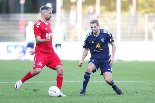 26.10.2024, Fussball, Herren, Regionalliga Nord, 16. Spieltag, FC Eintracht Norderstedt - BSV Kickers Emden Marten Schmidt (blau 13 BSV Kickers Emden) im Zweikampf mit Ersin Zehir (6 FC Eintracht Norderstedt)