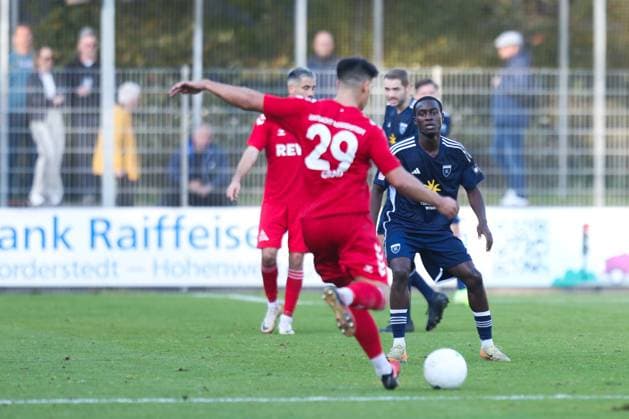 26.10.2024, Fussball, Herren, Regionalliga Nord, 16. Spieltag, FC Eintracht Norderstedt - BSV Kickers Emden Said Abbey (blau 29 BSV Kickers Emden) im Zweikampf mit Fabian Grau (29 FC Eintracht Norderstedt)