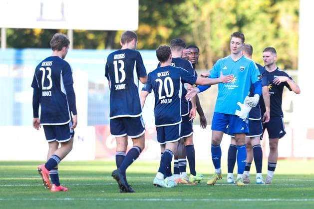26.10.2024, Fussball, Herren, Regionalliga Nord, 16. Spieltag, FC Eintracht Norderstedt - BSV Kickers Emden Jubel nach dem Schlusspfiff bei Torwart Marcel Bergmann (37 BSV Kickers Emden)