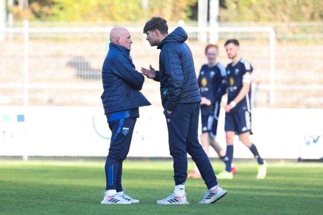26.10.2024, Fussball, Herren, Regionalliga Nord, 16. Spieltag, FC Eintracht Norderstedt - BSV Kickers Emden Trainer Stefan Emmerling (links BSV Kickers Emden) im Gespräch mit Sportlicher Leiter Henning Rießelmann (BSV Kickers Emden)