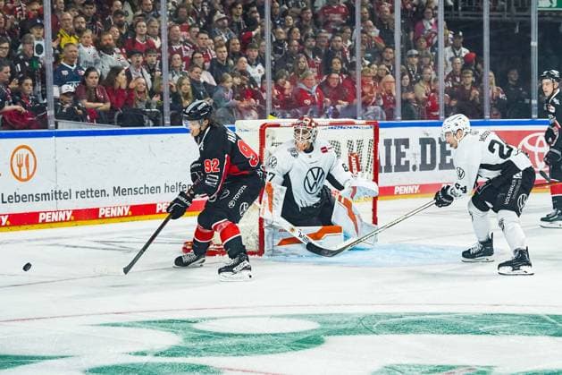 Eishockey Penny-DEL 13.Spieltag Kölner Haie - Grizzlys Wolfsburg am 27.10.2024 in der Lanxess Arena in Köln Hakon Hänelt ( Köln ), links - Hannibal Weitzmann ( Wolfsburg ), mitte - Janik Möser ( Wolfsburg ), rechts Gemäß den Vorgaben der DEL Deutsche Eishockey Liga ist die Publikation und Weiterverwertung der Aufnahmen in elektronischen Medien und Endgeräten aller Art während des laufenden Spiels nicht zulässig.