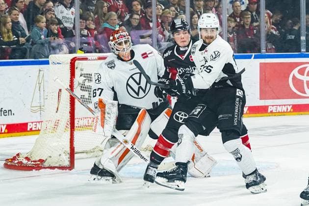 Eishockey Penny-DEL 13.Spieltag Kölner Haie - Grizzlys Wolfsburg am 27.10.2024 in der Lanxess Arena in Köln Hannibal Weitzmann ( Wolfsburg ), links - Justin Schütz ( Köln ), mitte - Fabio Pfohl ( Wolfsburg ), rechts Gemäß den Vorgaben der DEL Deutsche Eishockey Liga ist die Publikation und Weiterverwertung der Aufnahmen in elektronischen Medien und Endgeräten aller Art während des laufenden Spiels nicht zulässig.
