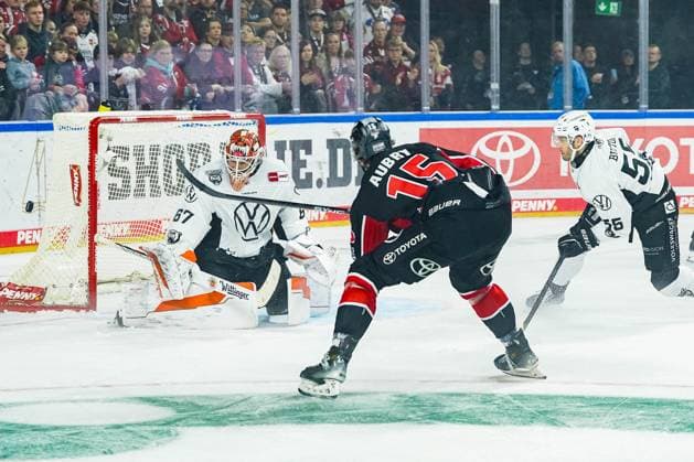 Eishockey Penny-DEL 13.Spieltag Kölner Haie - Grizzlys Wolfsburg am 27.10.2024 in der Lanxess Arena in Köln Hannibal Weitzmann ( Wolfsburg ), links - Louis-Marc Aubry ( Köln ), mitte - Ryan Button ( Wolfsburg ), rechts Gemäß den Vorgaben der DEL Deutsche Eishockey Liga ist die Publikation und Weiterverwertung der Aufnahmen in elektronischen Medien und Endgeräten aller Art während des laufenden Spiels nicht zulässig.