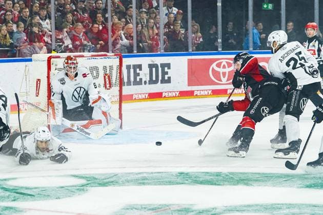 Eishockey Penny-DEL 13.Spieltag Kölner Haie - Grizzlys Wolfsburg am 27.10.2024 in der Lanxess Arena in Köln Hannibal Weitzmann ( Wolfsburg ), links - Justin Schütz ( Köln ), mitte - Darren Archibald ( Wolfsburg ), rechts Gemäß den Vorgaben der DEL Deutsche Eishockey Liga ist die Publikation und Weiterverwertung der Aufnahmen in elektronischen Medien und Endgeräten aller Art während des laufenden Spiels nicht zulässig.