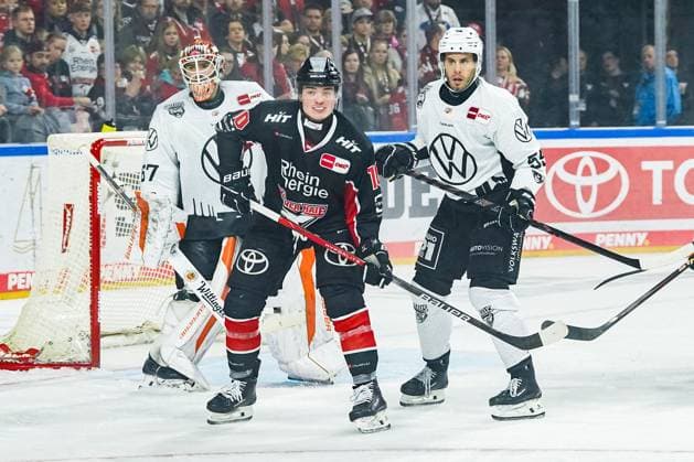Eishockey Penny-DEL 13.Spieltag Kölner Haie - Grizzlys Wolfsburg am 27.10.2024 in der Lanxess Arena in Köln Hannibal Weitzmann ( Wolfsburg ), links - Justin Schütz ( Köln ), mitte - Ryan Button ( Wolfsburg ), rechts Gemäß den Vorgaben der DEL Deutsche Eishockey Liga ist die Publikation und Weiterverwertung der Aufnahmen in elektronischen Medien und Endgeräten aller Art während des laufenden Spiels nicht zulässig.