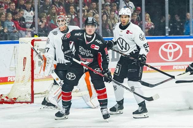 Eishockey Penny-DEL 13.Spieltag Kölner Haie - Grizzlys Wolfsburg am 27.10.2024 in der Lanxess Arena in Köln Hannibal Weitzmann ( Wolfsburg ), links - Justin Schütz ( Köln ), mitte - Ryan Button ( Wolfsburg ), rechts Gemäß den Vorgaben der DEL Deutsche Eishockey Liga ist die Publikation und Weiterverwertung der Aufnahmen in elektronischen Medien und Endgeräten aller Art während des laufenden Spiels nicht zulässig.
