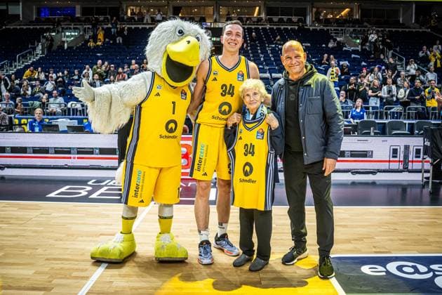Bilder des Jahres 2024, Sport 10 Oktober Sport Themen der Woche KW43 Sport Bilder des Tages Basketball Berlin 27.20.2024 Saison 2024 2025 1. Bundesliga easyCredit BBL Alba Berlin - Basketball Löwen Braunschweig Annelise (100 Jahre alt), älteste Dauerkarteninhaberin bei Alba wird geehrt Justin Bean (Alba Berlin, No.34) Marco Baldi