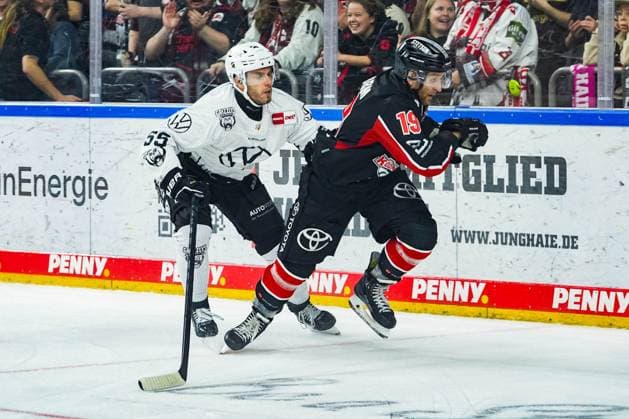 Eishockey Penny-DEL 13.Spieltag Kölner Haie - Grizzlys Wolfsburg am 27.10.2024 in der Lanxess Arena in Köln Ryan Button ( Wolfsburg ), links - Frederik Storm ( Köln ), rechts Gemäß den Vorgaben der DEL Deutsche Eishockey Liga ist die Publikation und Weiterverwertung der Aufnahmen in elektronischen Medien und Endgeräten aller Art während des laufenden Spiels nicht zulässig.