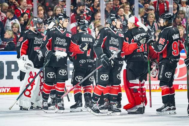 Eishockey Penny-DEL 13.Spieltag Kölner Haie - Grizzlys Wolfsburg am 27.10.2024 in der Lanxess Arena in Köln Die Spieler der Kölner Haie bedanken sich bie Ihrem torwart Julius Hudacek ( Köln ), links - für die gute Leistung Gemäß den Vorgaben der DEL Deutsche Eishockey Liga ist die Publikation und Weiterverwertung der Aufnahmen in elektronischen Medien und Endgeräten aller Art während des laufenden Spiels nicht zulässig.