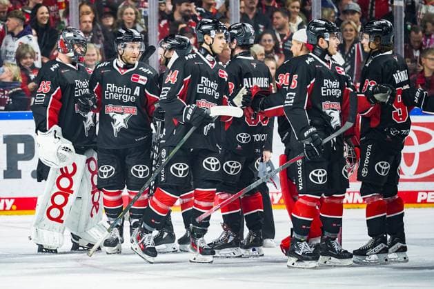 Eishockey Penny-DEL 13.Spieltag Kölner Haie - Grizzlys Wolfsburg am 27.10.2024 in der Lanxess Arena in Köln Die Spieler der Kölner Haie bedanken sich bie Ihrem torwart Julius Hudacek ( Köln ), links - für die gute Leistung Gemäß den Vorgaben der DEL Deutsche Eishockey Liga ist die Publikation und Weiterverwertung der Aufnahmen in elektronischen Medien und Endgeräten aller Art während des laufenden Spiels nicht zulässig.