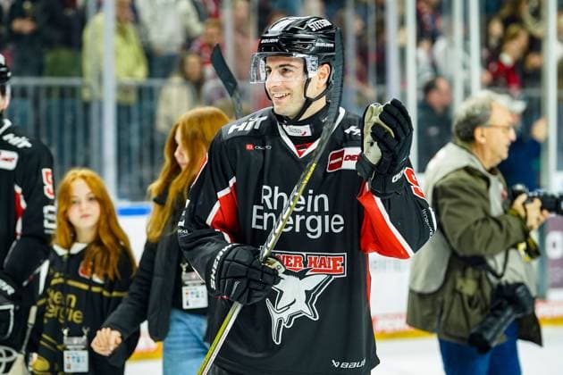 Eishockey Penny-DEL 13.Spieltag Kölner Haie - Grizzlys Wolfsburg am 27.10.2024 in der Lanxess Arena in Köln Maximilian Kammerer ( Köln ), feiert mit den Fans den Sieg in seinem 400.DEL-Spiel Gemäß den Vorgaben der DEL Deutsche Eishockey Liga ist die Publikation und Weiterverwertung der Aufnahmen in elektronischen Medien und Endgeräten aller Art während des laufenden Spiels nicht zulässig.