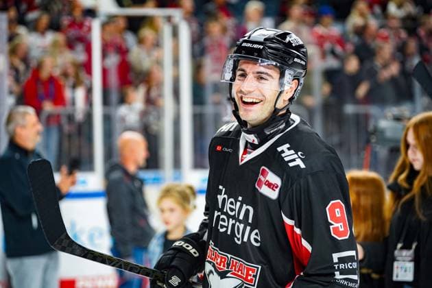 Eishockey Penny-DEL 13.Spieltag Kölner Haie - Grizzlys Wolfsburg am 27.10.2024 in der Lanxess Arena in Köln Ein fröhlicher Maximilian Kammerer ( Köln ), feiert mit den Fans den Sieg in seinem 400.DEL-Spiel Gemäß den Vorgaben der DEL Deutsche Eishockey Liga ist die Publikation und Weiterverwertung der Aufnahmen in elektronischen Medien und Endgeräten aller Art während des laufenden Spiels nicht zulässig.