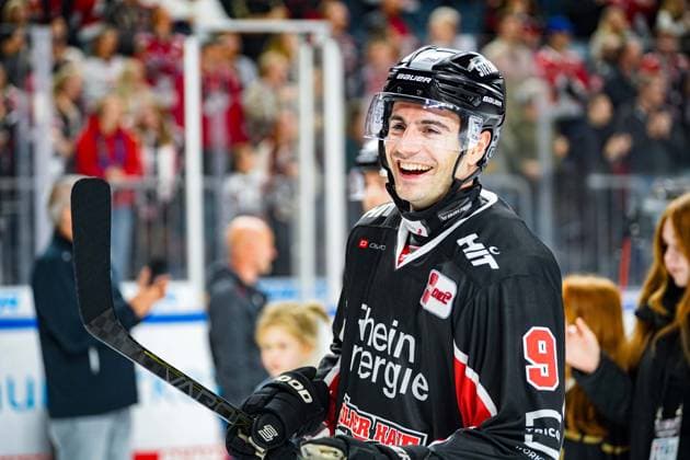Eishockey Penny-DEL 13.Spieltag Kölner Haie - Grizzlys Wolfsburg am 27.10.2024 in der Lanxess Arena in Köln Ein fröhlicher Maximilian Kammerer ( Köln ), feiert mit den Fans den Sieg in seinem 400.DEL-Spiel Gemäß den Vorgaben der DEL Deutsche Eishockey Liga ist die Publikation und Weiterverwertung der Aufnahmen in elektronischen Medien und Endgeräten aller Art während des laufenden Spiels nicht zulässig.