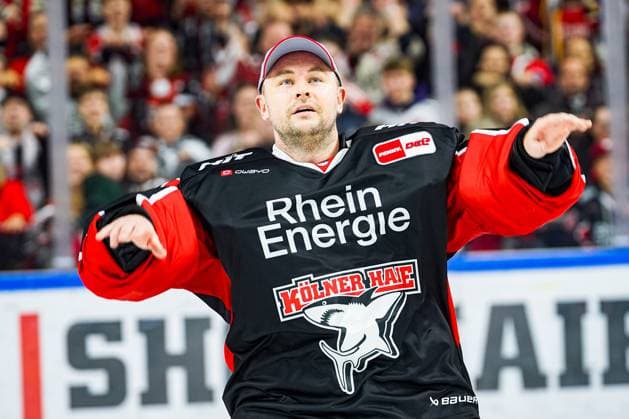 Eishockey Penny-DEL 13.Spieltag Kölner Haie - Grizzlys Wolfsburg am 27.10.2024 in der Lanxess Arena in Köln Julius Hudacek ( Köln ), - feiert mit den Fans den Sieg und zelebriert seine Huda-Show Gemäß den Vorgaben der DEL Deutsche Eishockey Liga ist die Publikation und Weiterverwertung der Aufnahmen in elektronischen Medien und Endgeräten aller Art während des laufenden Spiels nicht zulässig.