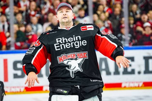 Eishockey Penny-DEL 13.Spieltag Kölner Haie - Grizzlys Wolfsburg am 27.10.2024 in der Lanxess Arena in Köln Julius Hudacek ( Köln ), - feiert mit den Fans den Sieg und zelebriert seine Huda-Show Gemäß den Vorgaben der DEL Deutsche Eishockey Liga ist die Publikation und Weiterverwertung der Aufnahmen in elektronischen Medien und Endgeräten aller Art während des laufenden Spiels nicht zulässig.