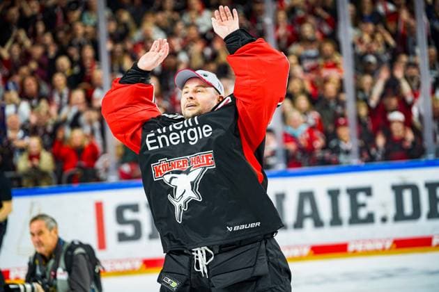 Eishockey Penny-DEL 13.Spieltag Kölner Haie - Grizzlys Wolfsburg am 27.10.2024 in der Lanxess Arena in Köln Julius Hudacek ( Köln ), - feiert mit den Fans den Sieg und zelebriert seine Huda-Show Gemäß den Vorgaben der DEL Deutsche Eishockey Liga ist die Publikation und Weiterverwertung der Aufnahmen in elektronischen Medien und Endgeräten aller Art während des laufenden Spiels nicht zulässig.