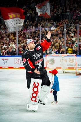 Eishockey Penny-DEL 13.Spieltag Kölner Haie - Grizzlys Wolfsburg am 27.10.2024 in der Lanxess Arena in Köln Julius Hudacek ( Köln ), - feiert mit den Fans den Sieg und zelebriert seine Huda-Show Gemäß den Vorgaben der DEL Deutsche Eishockey Liga ist die Publikation und Weiterverwertung der Aufnahmen in elektronischen Medien und Endgeräten aller Art während des laufenden Spiels nicht zulässig.