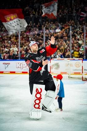 Eishockey Penny-DEL 13.Spieltag Kölner Haie - Grizzlys Wolfsburg am 27.10.2024 in der Lanxess Arena in Köln Julius Hudacek ( Köln ), - feiert mit den Fans den Sieg und zelebriert seine Huda-Show Gemäß den Vorgaben der DEL Deutsche Eishockey Liga ist die Publikation und Weiterverwertung der Aufnahmen in elektronischen Medien und Endgeräten aller Art während des laufenden Spiels nicht zulässig.