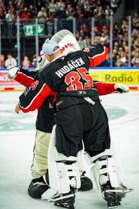Eishockey Penny-DEL 13.Spieltag Kölner Haie - Grizzlys Wolfsburg am 27.10.2024 in der Lanxess Arena in Köln Julius Hudacek ( Köln ), umarmt Maskottchen Sharky und feiert mit den Fans den Sieg und zelebriert seine Huda-Show Gemäß den Vorgaben der DEL Deutsche Eishockey Liga ist die Publikation und Weiterverwertung der Aufnahmen in elektronischen Medien und Endgeräten aller Art während des laufenden Spiels nicht zulässig.