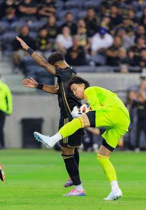 October 27, 2024, Los Angeles, California, USA: Goalkeeper, Yohei Takaoka 1 of the Vancouver Whitecaps traps the ball away from Olivier Giroud 9 of the Los Angeles Football Club during the Audi 2024 MLS, Fussball Herren, USA Cup Playoffs Round One Game 1 of 3 on Sunday October 27, 2024 at BMO Stadium in Los Angeles, California. LAFC defeats Whitecaps, 2-1. JAVIER ROJAS PI Los Angeles USA - ZUMAp124 20241027_zaa_p124_056 Copyright: xJavierxRojasx
