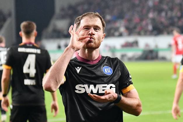 Sport Themen der Woche KW44 Bilder des Jahres 2024, Sport 10 Oktober Sport Bilder des Tages 29.10.2024, xhbx, Fussball DFB Pokal 2.Runde, Offenbacher Kickers - Karlsruher SC emspor, v.l. Torjubel, Goal celebration, celebrate the goal 0:1 durch Budu Zivzivadze (Karlsruher SC KSC) (DFL DFB REGULATIONS PROHIBIT ANY USE OF PHOTOGRAPHS as IMAGE SEQUENCES and or QUASI-VIDEO) Offenbach am Main
