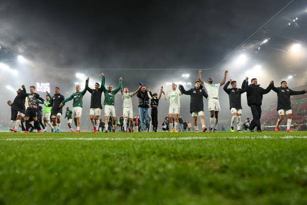 Bilder des Jahres 2024, Sport 10 Oktober Sport Bilder des Tages Schlussjubel der Mannschaft bei den Augsburger Fans, FC Augsburg vs. FC Schalke 04, Fussball, DFB-Pokal, 2 Runde, 29.10.2024 DFB regulations prohibit any use of photographs as image sequences and or quasi-video Augsburg Bayern Deutschland