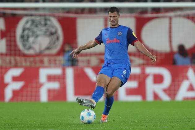 Patrick Erras (Holstein Kiel) in Aktion, am Ball, Einzelaktion waehrend des Spiels der zweiten Runde des DFB-Pokal zwischen 1. FC Köln und Holstein Kiel, RheinEnergieStadion am 29. October 2024 in Köln, Deutschland. (Foto von Oliver Kaelke DeFodi Images) +++ Patrick Erras (Holstein Kiel) controls the ball during the second Round of DFB-Pokal match between 1. FC Köln and Holstein Kiel at RheinEnergieStadion on October 29, 2024 in Cologne, Germany. (Photo by Oliver Kaelke DeFodi Images) DFL regulations prohibit any use of photographs as image sequences and or quasi-video. not used in POL SRB CRO FRA GBR NED ITA USA Defodi-678_2024_10_29_OK_KOEKSV_0980