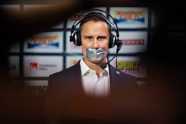 Sport Themen der Woche KW44 Bilder des Jahres 2024, Sport 10 Oktober Sport Bilder des Tages 241029 Frölundas tränare Roger Rönnberg intervjuas under ishockeymatchen i SHL mellan Frölunda och Skelleftea den 29 oktober 2024 i Göteborg. Copyright: MICHAELxERICHSEN BB241029MI094