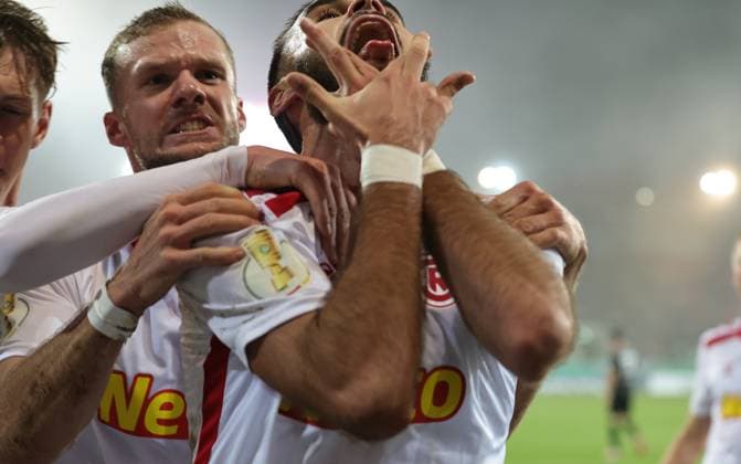 Sport Themen der Woche KW44 Bilder des Jahres 2024, Sport 10 Oktober Sport Bilder des Tages 29.10.2024 - Fussball - Saison 2024 2025 - DFB-Pokal - 02. Runde: SSV Jahn Regensburg - SpVgg Greuther Fürth ( Kleeblatt ) - Sportfoto Zink DaMa - xdaxmax - regulations prohibit any use of photographs as image sequences and or quasi-video - only for editorial use - Jubel Freude Torjubel nach Tor zum 1:0 - Rasim Bulic ( 5, SSV Jahn Regensburg ) und Mannschaft Team jubelt freut sich - Torschütze: Rasim Bulic ( 5, SSV Jahn Regensburg )