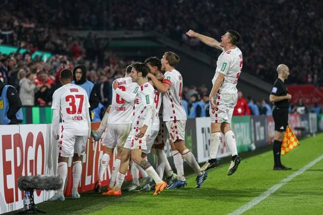 Bilder des Jahres 2024, Sport 10 Oktober Sport Bilder des Tages Luca Waldschmidt (1. FC Koeln) Torjubel,jubelt mit seiner Mannschaft nach dem Treffer zum 2:0 waehrend des Spiels der zweiten Runde des DFB-Pokal zwischen 1. FC Köln und Holstein Kiel, RheinEnergieStadion am 29. October 2024 in Köln, Deutschland. (Foto von Oliver Kaelke DeFodi Images) +++ Luca Waldschmidt (1. FC Koeln) celebrates after scoring his team s second goal with teammates during the second Round of DFB-Pokal match between 1. FC Köln and Holstein Kiel at RheinEnergieStadion on October 29, 2024 in Cologne, Germany. (Photo by Oliver Kaelke DeFodi Images) DFL regulations prohibit any use of photographs as image sequences and or quasi-video. not used in POL SRB CRO FRA GBR NED ITA USA Defodi-678_2024_10_29_OK_KOEKSV_1818
