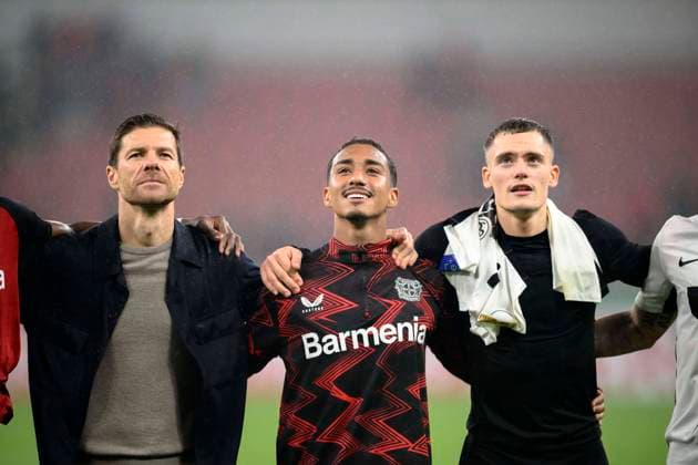 Schlussjubel LEV, v.l. Trainer Xabier Xabi ALONSO (LEV), ARTHUR (LEV), Florian WIRTZ (LEV) Fussball DFB Pokal, 2. Runde, Bayer 04 Leverkusen (LEV) - SV Elversberg (EB) 3:0, am 29.10.2024 in Leverkusen Deutschland. DFB regulations prohibit any use of photographs as image sequences and or quasi-video Â
