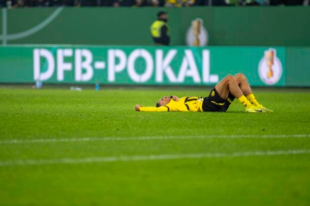 Bilder des Jahres 2024, Sport 10 Oktober 29.10.2024: Fußball: DFB-Pokal, 2. Runde, VfL Wolfsburg - Borussia Dortmund in der Volkswagen Arena. Dortmunds Felix Nmecha liegt enttäuscht auf dem Rasen. Wichtiger Hinweis: Gemaess den Vorgaben der DFL Deutsche Fussball Liga bzw. des DFB Deutscher Fussball-Bund ist es untersagt, in dem Stadion und oder vom Spiel angefertigte Fotoaufnahmen in Form von Sequenzbildern und oder videoaehnlichen Fotostrecken zu verwerten bzw. verwerten zu lassen. Copyright: xDavidxInderliedx