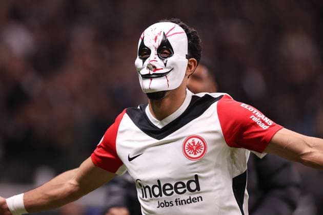 Sport Themen der Woche KW44 Bilder des Jahres 2024, Sport 10 Oktober Sport Bilder des Tages 2024.10.30 DFB Pokal 2024 25 2.Runde Eintracht Frankfurt - Borussia Mönchengladbach v.l., Omar Marmoush (Eintracht Frankfurt) Torjubel, Goal celebration, celebrate the goal mit Maske (DFL DFB REGULATIONS PROHIBIT ANY USE OF PHOTOGRAPHS as IMAGE SEQUENCES and or QUASI-VIDEO) Copyright: JoaquimxFerreira
