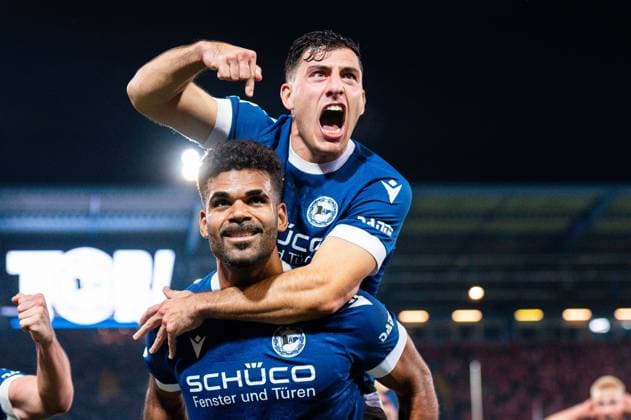 Sport Themen der Woche KW44 Bilder des Jahres 2024, Sport 10 Oktober Sport Bilder des Tages 30.10.2024 - Fußball, 2024 2025, DFB-Pokal, 2. Hauptrunde, DSC Arminia Bielefeld - 1. FC Union Berlin: (L-R) Andre Becker (Bielefeld) jubelt nach seinem Tor zum 2:0 mit Stefano Russo (Bielefeld) DFB REGULATIONS PROHIBIT ANY USE OF PHOTOGRAPHS AS IMAGE SEQUENCES AND OR QUASI-VIDEO.