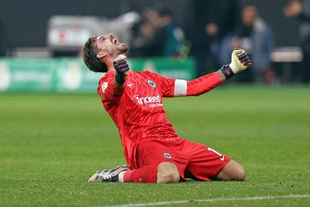 Bilder des Jahres 2024, Sport 10 Oktober Sport Bilder des Tages 30.10.2024, xovx, Fußball DFB-Pokal, 2. Runde, Eintracht Frankfurt - Borussia Mönchengladbach Kevin Trapp (Eintracht Frankfurt) bejubelt den 2:1 Sieg im DFB-Pokal gegen Borussia Mönchengladbach (DFL DFB REGULATIONS PROHIBIT ANY USE OF PHOTOGRAPHS as IMAGE SEQUENCES and or QUASI-VIDEO) emspor Frankfurt am Main