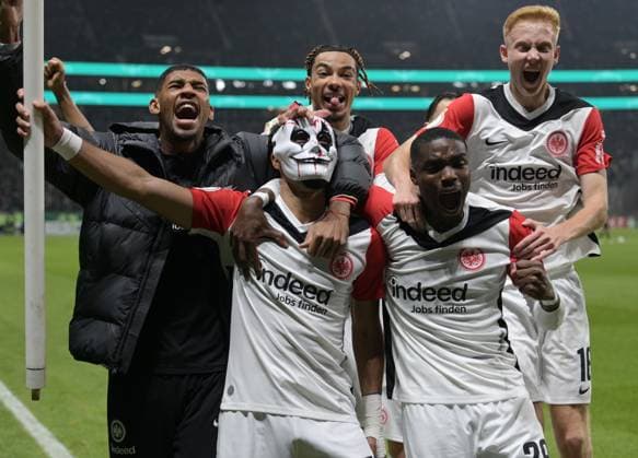 Bilder des Jahres 2024, Sport 10 Oktober Sport Bilder des Tages Omar Marmoush (li) setzt die Halloween Maske für seinen Torjubel. als Maskenmann auf nach seinem Tor zum 2:1 mit. Niels Nkounkou (re). und. Team. fotografiert beim Fußball DFB Pokal Spiel Eintracht Frankfurt gegen Borussia Mönchengladbach am 30.10.2024 in Frankfurt. (DFL DFB REGULATIONS PROHIBIT ANY USE OF PHOTOGRAPHS as IMAGE SEQUENCES and or QUASI-VIDEO)